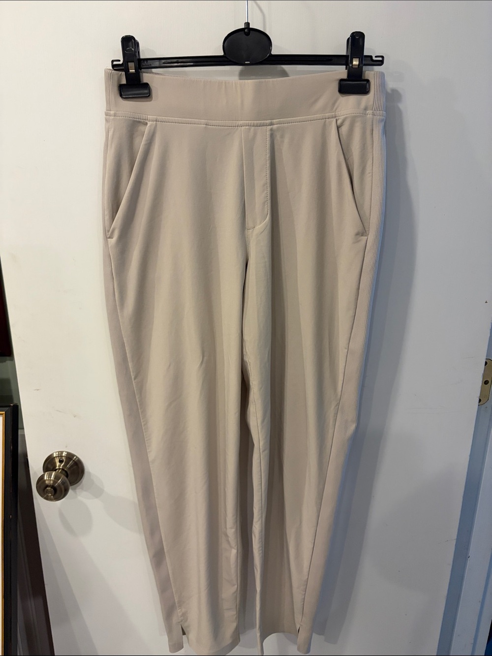 Athleta size 4 Women’s Neutral Stretch Pull-On Pants with pockets